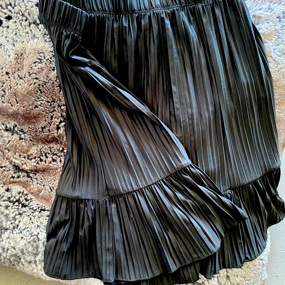 Black skirt above knee, medium, can be dressy as casual. Brand: Zara